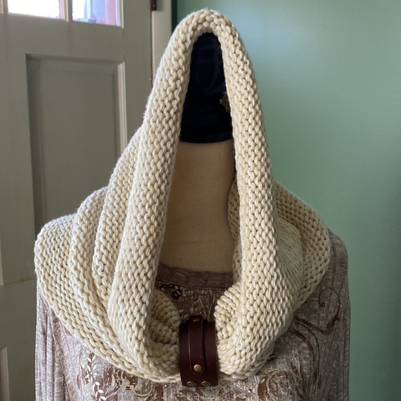 Boutique oatmeal scarf with brown faux leather  cuff - Picture 4 of 9